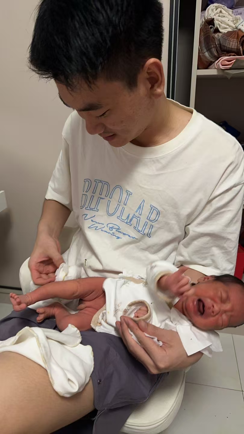 粉红小床上的 ππ